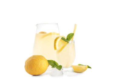 Beyaz arka planda naneli bir bardak taze limonata.