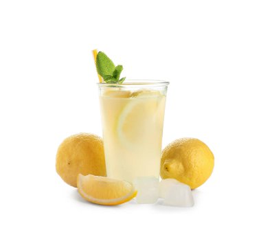 Beyaz arka planda naneli taze limonata.