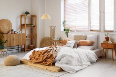 Yatak odasının içi, büyük yatak odası, çekmeceler, raf ünitesi ve komodinli.