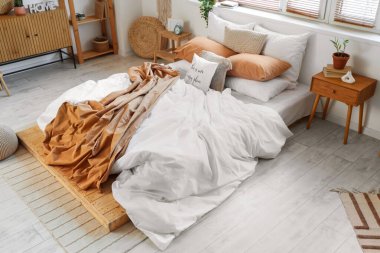 Yatak odasının içi, büyük yatak odası, çekmeceler, raf ünitesi ve komodinli.