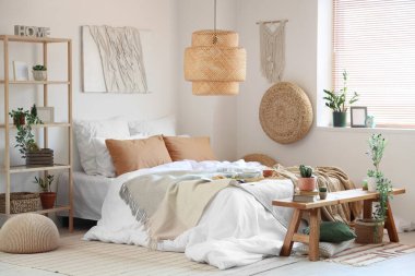 Kahvaltılı, raflı ve yatak odasının içinde büyük rahat bir yatak.