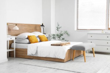 Banklı, aydınlık, modern yatak odası.