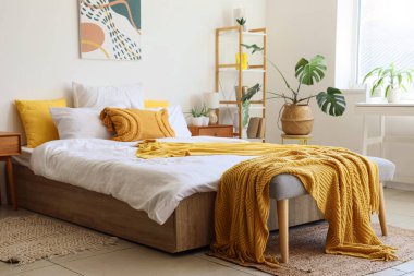 Şık bir yatak odası, rahat bir yatak odası ve gri bir yatak odası.