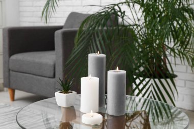 Oturma odasındaki masada mum yakmak, yakın çekim.