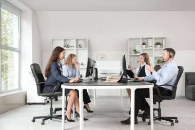 Ofiste çalışan teknik destek aracıları