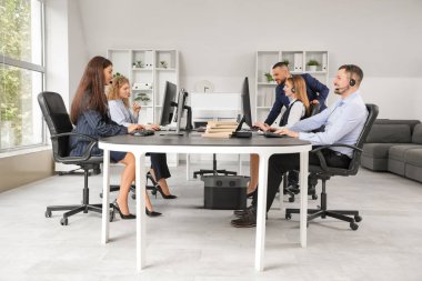 Ofiste çalışan teknik destek aracıları