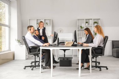 Ofiste çalışan teknik destek aracıları