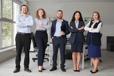 Ofiste kulaklıkları olan teknik destek ajanları