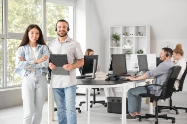 Ofiste çalışan teknik destek ajanları.