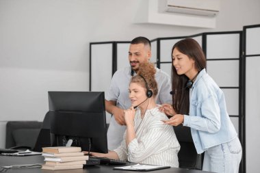 Ofiste çalışan teknik destek ajanları.