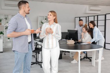 Ofisinde bir fincan kahve olan teknik destek ajanları.