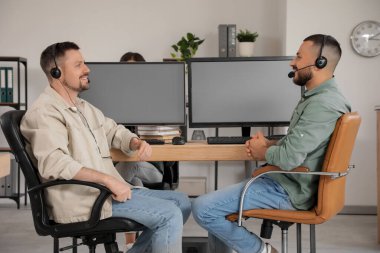 Görevde çalışan erkek teknik destek ajanları