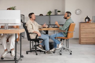 Görevde çalışan erkek teknik destek ajanları