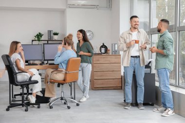 Teknik destek ajanları mesai arasında konuşuyor.