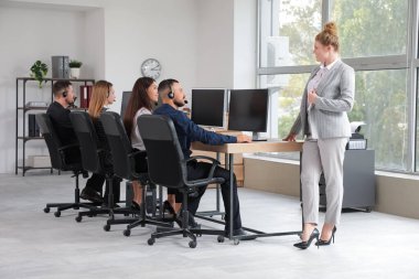 Ofiste çalışan teknik destek ajanları.