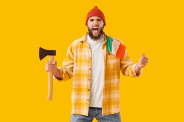 Baltası ve İrlanda bayrağı olan yakışıklı oduncu sarı arka planda bağırıyor