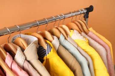 Turuncu arka planda şık çocuk kıyafetleri, yakın plan.