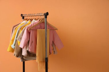 Turuncu arka planda şık çocuk kıyafetleri.