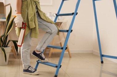 Odada dolgu macunu taşıyan genç bir kadın var.