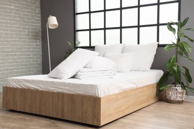 Beyaz yastıklar ve katlanır battaniyeler.