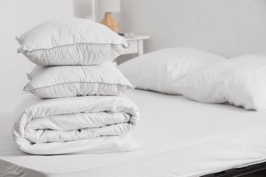 Aydınlık odada yastıklı katlanmış battaniye