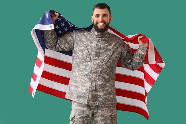 Солдат с флагом США на зеленом фоне