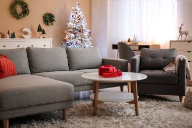 Noel için dekore edilmiş modern oturma odasının içi.