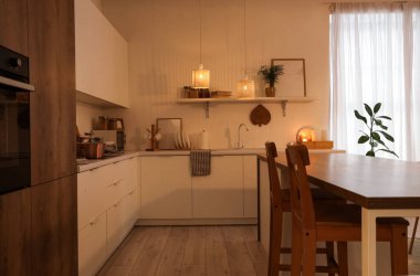 Akşamları mutfak, raflar, tezgahlar ve parlayan lambalar.