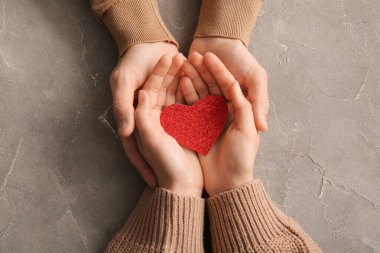 Arka planda kalbi olan çift, üst görünümde.