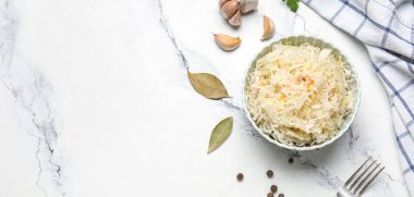 Lezzetli lahana turşulu kase ve arka planda farklı baharatlar metin ve üst görünüm için yer var.