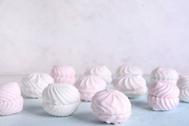 Masada beyaz arka planda bir sürü lezzetli lokum var.