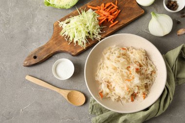 Masadaki malzemelerle lezzetli lahana turşusu. Üst görünüm