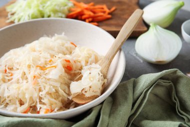 Masadaki malzemelerle lezzetli lahana turşusu.