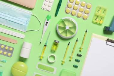 Yeşil arka planda tıbbi malzemeler. Üst görünüm