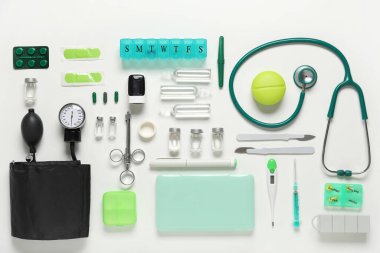 Steteskoplu tıbbi malzemeler, tonometre ve beyaz arka planda enjeksiyonlar. Üst görünüm