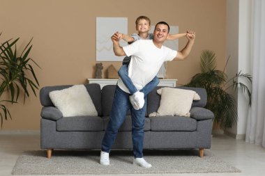 Mutlu baba ve küçük oğlu evde birlikte eğleniyorlar.