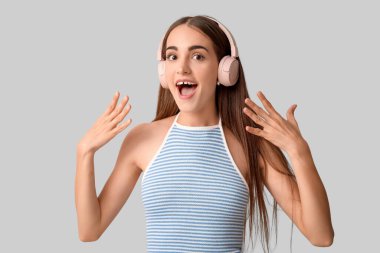 Kulaklık takan, diyabet hastası, mutlu bir genç kadın.