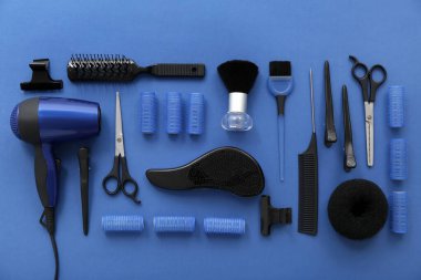 Mavi arka planda profesyonel kuaför malzemeleri