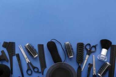 Mavi arka planda profesyonel kuaför malzemeleri