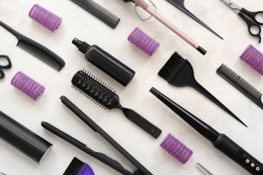 Açık arkaplanda kuaför aksesuarları.