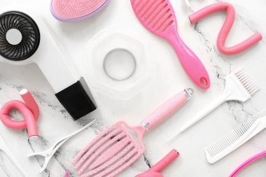 Mermer arka planda kuaför aksesuarları.