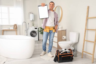 Banyoda boş panosu olan erkek tesisatçı.