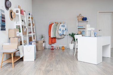 Satıcının işyeri, giysileri ve aksesuarları olan çevrimiçi deponun içi