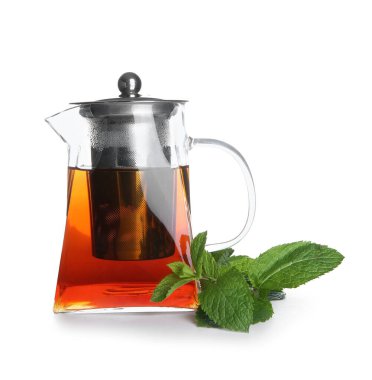 Beyaz arkaplanda nane aromalı cam tarzı çaydanlık.