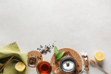 Çay demliği, bir fincan çay ve limonlu güzel kompozisyon.