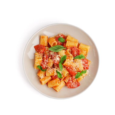 Beyaz arka planda domates ve fesleğenli lezzetli makarna tabağı.