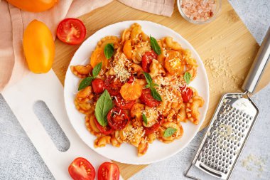 Domatesli ve fesleğenli lezzetli makarna ve hafif grunge arka plan