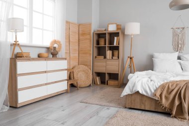 Modern yatak odasının içinde büyük yatak odası, raf ünitesi, tuvalet ve katlanır ekran.