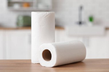 Mutfak masasında yumuşak kağıt havlu ruloları.