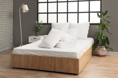 Beyaz yastıklar ve katlanır battaniyeler.